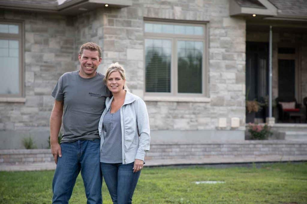 Adrian en compagnie de sa femme Shelly à l’extérieur de leur maison