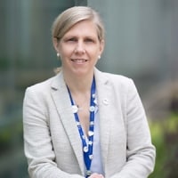 Dr. Auer